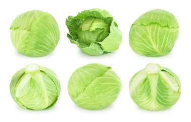 Beyaz bir zemin üzerinde tüm yeşil lahanalar izole.