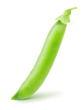 Tüm yeşil bezelye kabuğunu beyaz bir arkaplanda izole ettik. Tam alan derinliği.