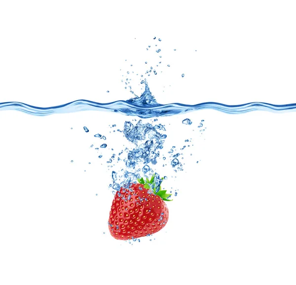 草莓落在被白色背景隔离的水中. — 图库照片