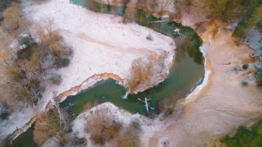 Yukarıdan hafif kar/EC ormandaki küçük nehir