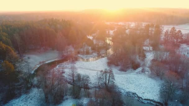 Летает Над Весенним Лесом Покрытым Легким Снегом Красивый Восход Солнца — стоковое видео