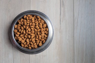 Ahşap zemin üzerinde besleme ile kase