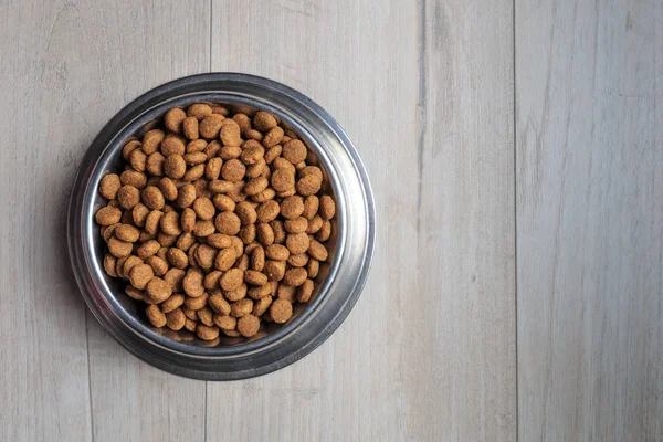 Ahşap zemin üzerinde besleme ile kase