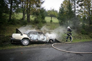 İtfaiyeci yangın hortumu ile