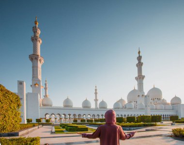 Caminin arka plan üzerinde duran kadın