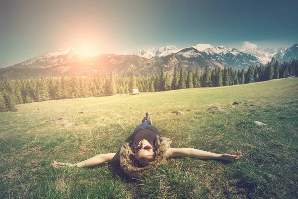 Chica relajante en las montañas — Foto de Stock