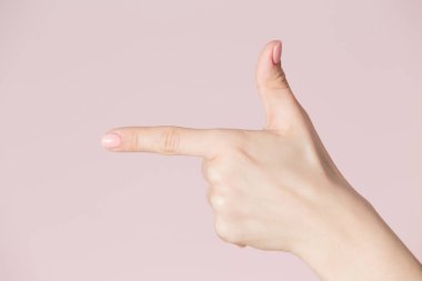 Kadın el ile pembe manikür, pembe arka plan izole silah simge yapma. Güzellik Salonu konumu kavramı.