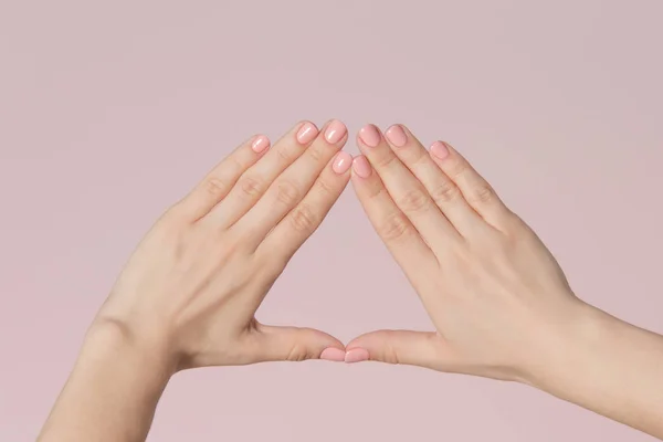 Mujer Manos Haciendo Marco Triángulo Aislado Sobre Fondo Rosa Dedos — Foto de Stock