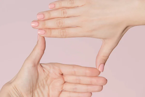 Manos Mujer Haciendo Marco Cuadrado Aislado Sobre Fondo Rosa Concepto — Foto de Stock