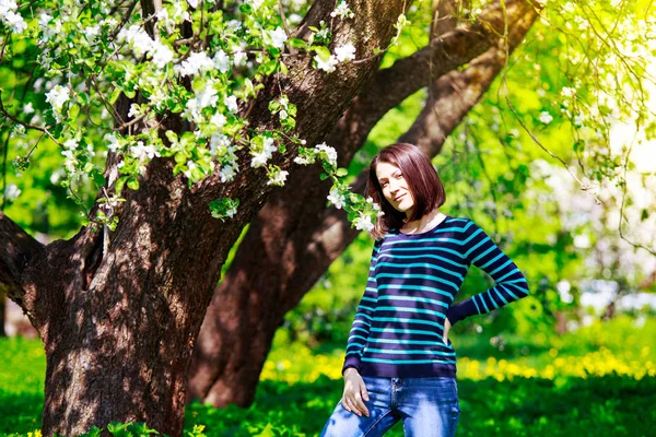 Jeune Femme Attrayante Dans Jardin Fleur Pomme Portrait Ensoleillé Printemps — Photo