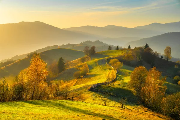 Paesaggio autunnale con montagne al tramonto — Foto Stock