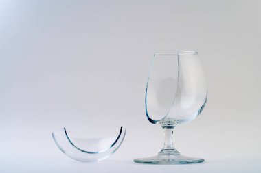 Kırık camlar izole edilmiş.