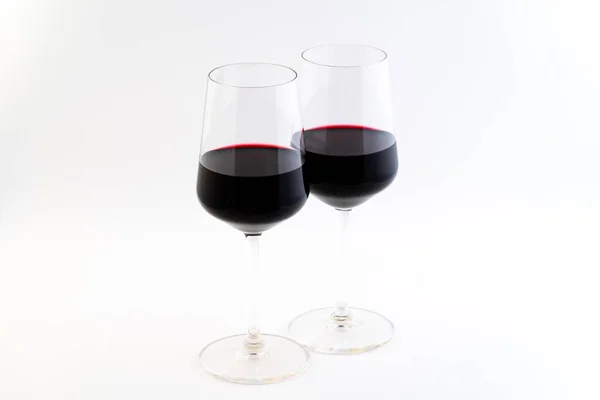 Dos vasos de vino con vino tinto — Foto de Stock