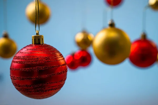 Rote und gelbe Weihnachtskugeln — Stockfoto