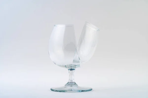 Gebroken glas geïsoleerd op wit — Stockfoto