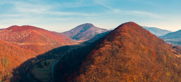 秋天的全景，山上有红黄的森林 — 图库照片
