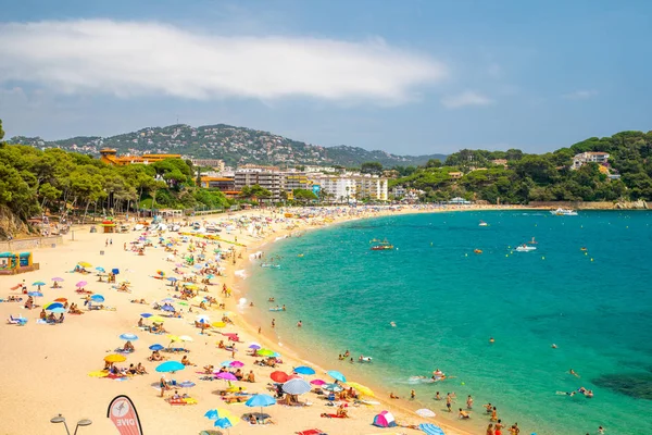 Strand de fenals voller entspannter Touristen mit bunten Sonnenschirmen — Stockfoto