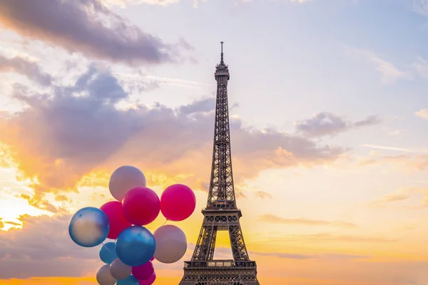 Eiffeltorn och färgluftballonger — Stockfoto