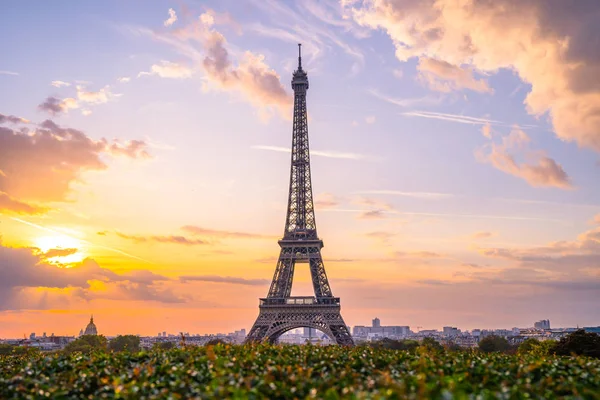 Torre Eiffel al amanecer —  Fotos de Stock