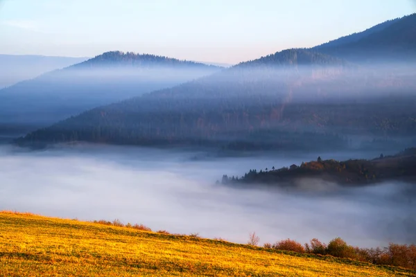 Mit Nebel bedeckte Berghügel — Stockfoto