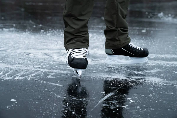 Männerbeine in Schlittschuhen auf gefrorenem Seeeis — Stockfoto