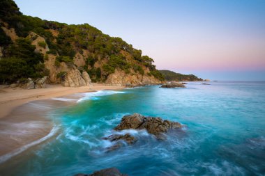Uçurumları ve turkuaz suları olan inanılmaz bir deniz manzarası.