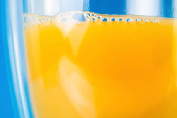 Glas Full Apelsinjuice Närbild Blå Bakgrund — Stockfoto