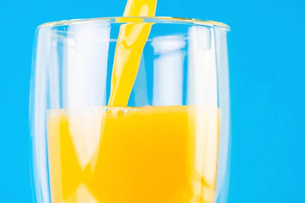 Glas Apelsinjuice Närbild Blå Bakgrund Häll Juice Glas — Stockfoto