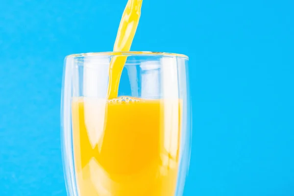 Fullt Glas Apelsinjuice Blå Bakgrund Häll Juice Glas — Stockfoto