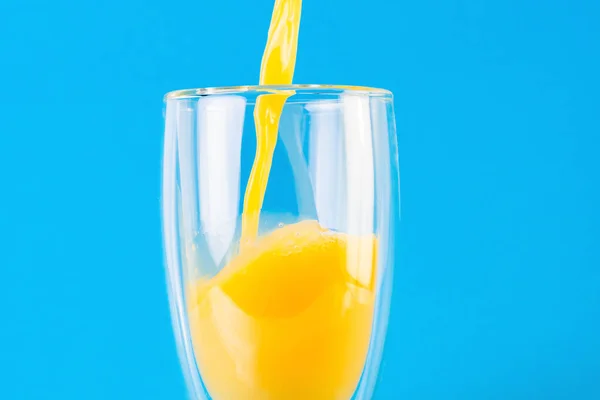 Glas Apelsinjuice Blå Bakgrund Häll Juice Glas — Stockfoto