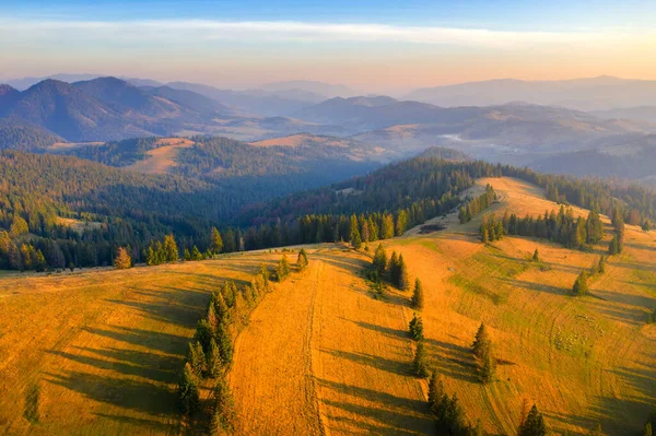 Bergen Bij Zonsondergang Kleurrijke Herfst Heuvels Verlicht Met Warm Zonlicht — Stockfoto