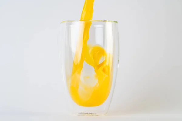 Apelsinjuice Häller Genomskinligt Glas Vit Bakgrund Färsk Apelsindryck — Stockfoto