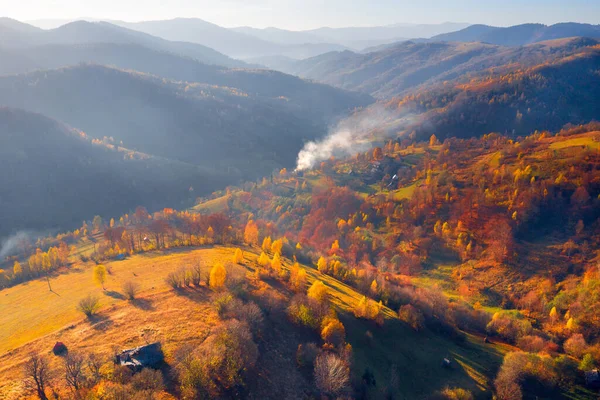 Malerischer Herbstsonnenuntergang Den Bergen Berghügel Mit Bunten Bäumen Nebel Herbstlandschaft — Stockfoto