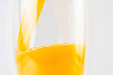 Şeffaf cam kaplama görüntüde taze limon suyu beyaz arkaplanda izole edilmiş..