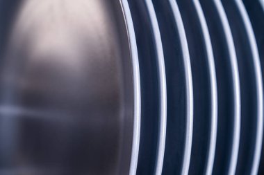 Bulaşık makinesinde yıkandıktan sonra temiz, parlak tabaklar sıralanır. 