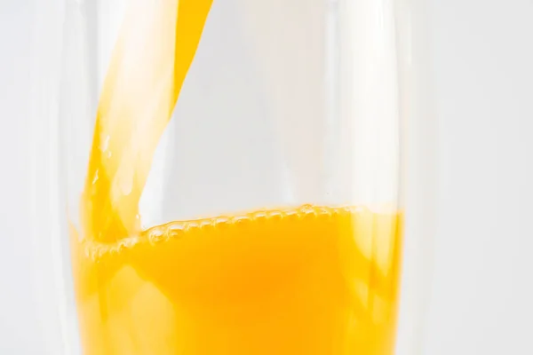 Färsk Citronsaft Transparent Glas Närbild Visa Isolerad Vit Bakgrund — Stockfoto
