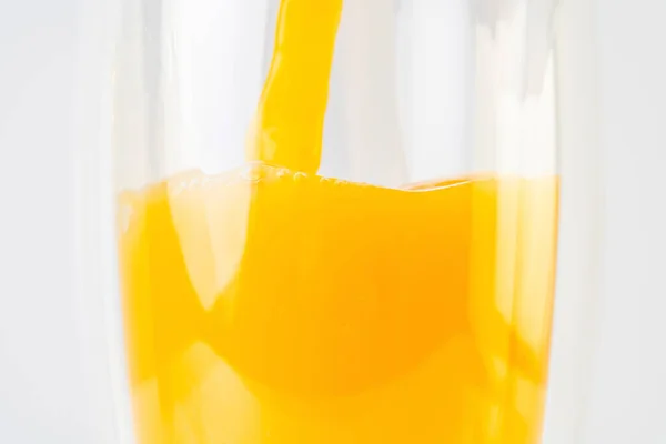 Citronsaft Häller Glas Närbild Vit Bakgrund Färsk Vitamindryck — Stockfoto