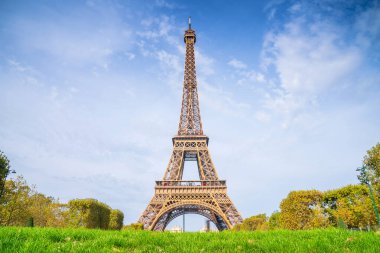 Güneşli yaz gününde mavi gökyüzü arka planı üzerine Eyfel Kulesi. Mars 'tan Eiffel kulesine turistler olmadan bakın. Güneşli Paris şehir manzarası.
