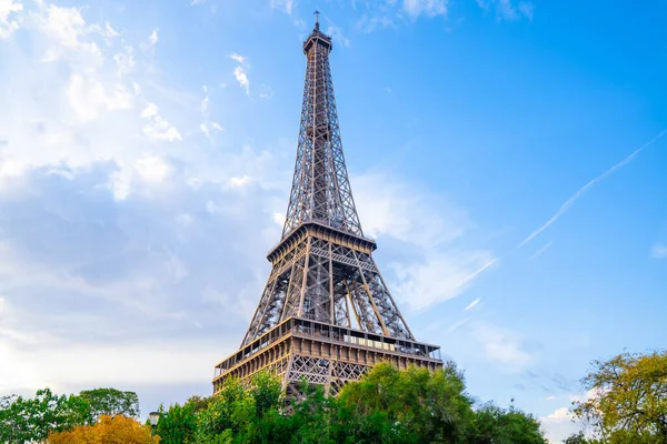 Torre Eiffel Sobre Fondo Azul Del Cielo Día Verano París — Foto de Stock