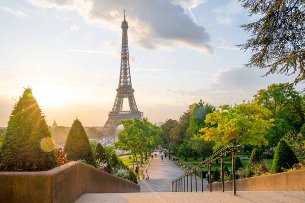 Eiffeltornet Vid Soluppgången Upplyst Stigande Sol Vacker Sommar Paris Stadsbild — Stockfoto