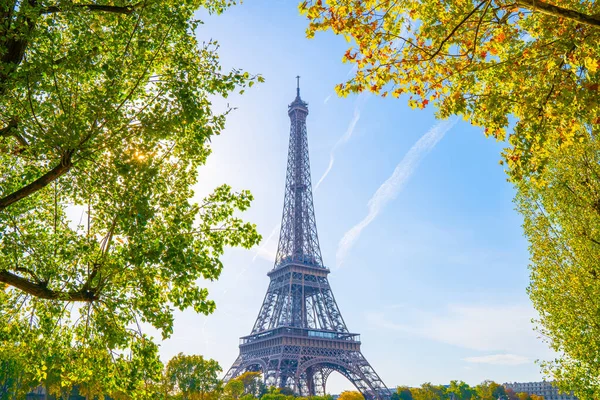 Paris Mavi Gökyüzü Olan Eyfel Kulesi Eyfel Kulesi Renkli Ağaçlarla — Stok fotoğraf