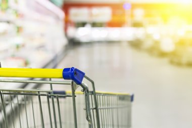 Marketteki araba. Mağaza bokeh arka planda tramvay ile mağaza Soyut bulanık fotoğraf. Ticaret ve iş dünyasında yeni fikirler. Gıda ürünlerinin reklamı. Hipermarkette alışveriş.