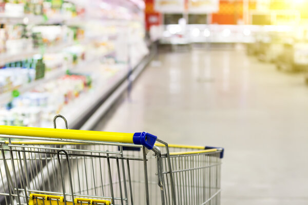 Корзина в продуктовом магазине. Абстрактное размытое фото магазина с тележкой на фоне боке универмага. Новые идеи в торговле и бизнесе. Реклама продуктов питания. Покупки в гипермаркете
.