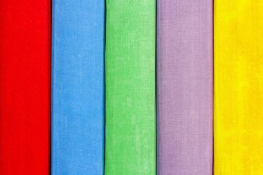 Raf tatlı üzerinde kitaplar. Çoklu renkler ders kitapları doku.