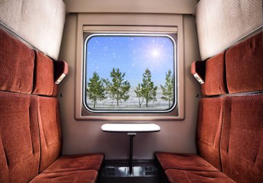 Tren penceresinden görünümü. Güneşli bir gün, kış manzara. Noel tren seyahat. Pitoresk arka plan. Yeni yıl yolculuk. Aile yolculuk.