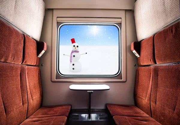 Tren penceresinden görünümü. Güneşli bir gün, kış manzara. Noel tren seyahat. Pitoresk arka plan. Yeni yıl yolculuk. Aile yolculuk.
