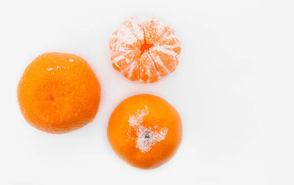 Tangerines in the snow. Beautiful winter composition. — Stock Photo, Image