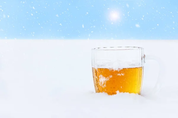 Кружка холодного пива на снегу — стоковое фото