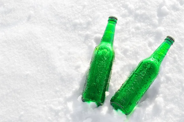 Бутылка холодного пива на снегу. Закрыть вид . — стоковое фото
