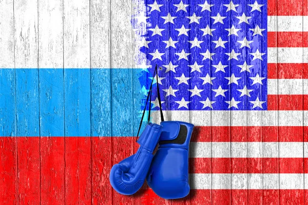 Rusya ve ABD bayrağı ahşap tahta üzerinde boyalı. Silahlanma yarışı ve rekabet. Üçüncü Dünya Savaşı. Rusya ve Amerika arasındaki çatışma. Siyasi kavram. Önden Görünüm.
